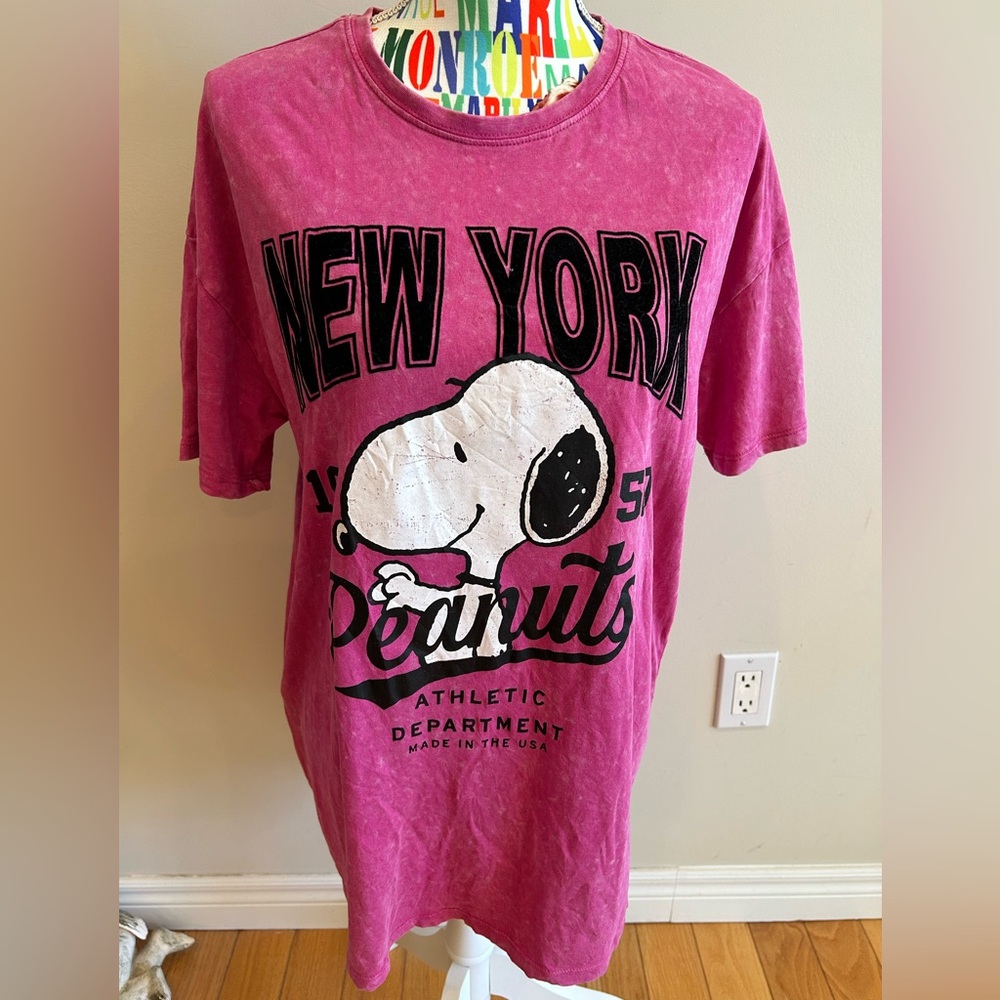 Peanuts Vibrant Pink Tee Size Small